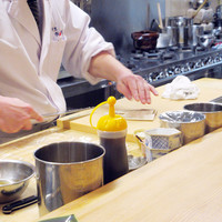 割烹 市川 - カウンターに面したオープンキッチン