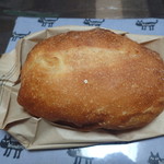 ポーズパン - これ、、、表面はパリッパリのパンなのです