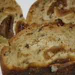 ドミニク サブロン マルシェ エ カフェ - ドミニク　サブロン  セレアルフィグ（イチジクパン）断面