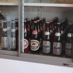 じだん - 几帳面に並べられた瓶