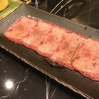 焼肉 拍手喝采 - 特選タン（丸）