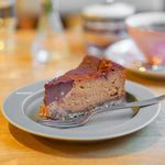 喫茶 Stove - キャラメルとチョコレートのチーズケーキ