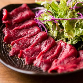 桜赤身や馬レバーなどの新鮮な信州食材を味わうメニュー