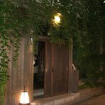 柳小路 まるうめ - 足元のあんどんにひらがなでまるうめ