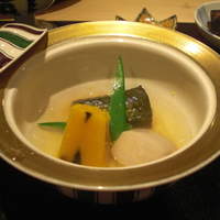 ぎんざ 一二岐 - 南京、小芋、茄子、鞘豌豆の炊き合せ。