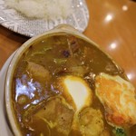 Kikuya Curry - 柔らかい豚バラ、こんがりチーズのポテト、野菜でグラタン皿にたっぷり