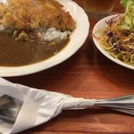 菜鶏 - ご飯は多くない
      鶏肉が大盛なので鶏&カレーという組み合わせでいこう