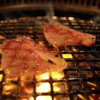 焼肉 大河 - リブロース調理中