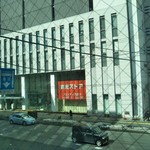 カフェ イースト4 - 店の窓から見える、サッポロファクトリーの建物