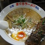 元祖まぐろラーメン 本店 - 「醤油(\700)」＋平日限定20食の「ホホ肉(\300)」。