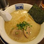 風風ラーメン - 「とんこつ(\680)」。