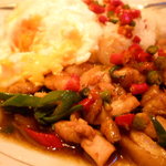 アユタヤ - 【アユタヤ・横浜・若葉町・タイ料理・タイフード】鳥肉味噌炒めメシ(ナンプラ塗し)\850