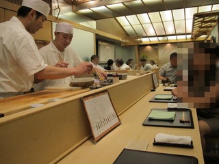 Gyotei Kamiya - 親方大人気で平日の夜遅くも盛り上がる店内　