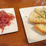 日本酒バル YODARE - 生ハム ハモンセラーノとガーリックトースト