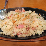 日本酒バル YODARE - プリプリエビガーリック焼き飯