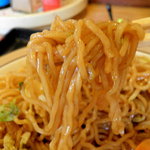 糸仲 - 普通のちょい、ちじれ麺、しかし程よいこしもあるし、中々旨いなー。うーん、侮りがたしＢ級グルメ