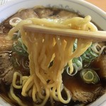 Bonten - いつもは『恋の片道切符』で食ってたが今日はそのまま。
                        
                        麺は中太の縮れ。茹ではやや柔らかめ。
                        もうちょいカタイ方が好み。
                        
                        前はもっと美味い麺だと思ってたが、ちょっと拍子抜け・・・
                        
                        
                        