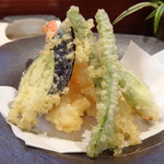 寿司割烹いろは - ＊天ぷらは「海老2尾」「茄子」「インゲン」「かぼちゃ」「白ネギ」など盛り沢山で、 カラッと揚がっていて美味しい。