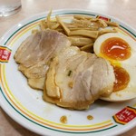 餃子の王将 - 3種盛り：国産チャーシュー、煮タマゴ、メンマ