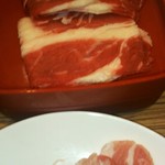 Emu Kei Resutoran - 上、牛肉  下、豚バラ肉