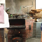 山下うどん - お店の正面にあるこの大きなお釜がもちもち麺を作っている？