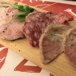 トラットリア 29 - 「色々ハムの４種盛り合わせ」：シェフ渾身の３種のハムと、濃厚な味わいの「フィレンツェから届いたサラミ」