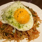 飲んべぇ食堂 らくだ屋 - 焼きそば(目玉焼き乗せ)
