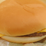 マクドナルド - ハンバーガーはチーズバーガーだよ。
            マクドナルドでは、チーズバーガーを一番よく食べてるね。
            
            ちびつぬ「チーズバーガー、大好き～」
