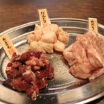 肉とチーズ 韓国料理 トリノマ - 向かって左から背肝、ぼんじり、せせり