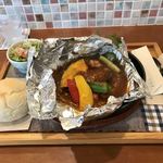 あおくまカフェ - 彩り野菜の包み焼きハンバーグ
