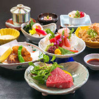 宴会一番人気。旬のお造り、小鍋、背甲がに、ステーキを堪能。