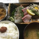 丼彩酒楽 由庵 - 刺身定食（鯛、しらす等）700円