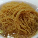 麥文記麵家 - 麺の下にエビのワンタンメンが隠れています。