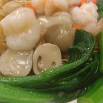 Under Bridge Spicy Crab - エビとフクロタケの硬焼きそば