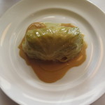 ソーセージ肉を包んだロールキャベツ　ローズマリー風味