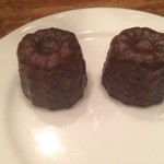 コム・ア・ラ・メゾン - エスプレッソについてくるカヌレ