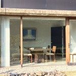 リバーリトリート 雅樂倶 - 千住博さんの「ウォーターフォール」館内には他に2点ありました。スタッフさんの話だと、千住さんがふらっと泊まりに来て、フロントに飾られているご自身の作品をみて、「なんか違うな」て言って手直しされたとか…