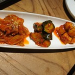 プサンアジメ - ③3種のキムチの盛り合わせ