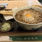 味奈登庵 - かけそば 大盛り＋玉子＋揚げ玉＋穴子天ぷら！  
      ま、月見そばですね。
      メニュウに月見そばはないけど、かけそば＋玉子を注文するとのせてくれます。