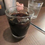 オタマシャモジ - 注文が終ったらお店の中にあるコーヒースタンドにコーヒーが用意してあるんでセルフ方式ですがアイスかホットコーヒーが無料でいただけます。
