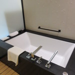 ザ・リッツ・カールトン京都 - 浴室の床は簀子、アクセントパネルと浴槽床に桜が舞う