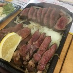 Niku Baru Kozuchi - 「溶岩　肉焼き」赤焼き（小）と牛タン焼き（小）
