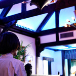 喫茶 ソワレ - イケメンな男性店員さんが店内を見渡す。