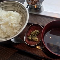 鉄板和食とワイン 萬鉄 - 萬鉄 肉汁ハンバーグ 1,500円に付くご飯、香の物、しじみ汁