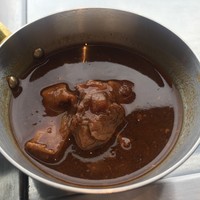 鉄板和食とワイン 萬鉄 - 萬鉄 肉汁ハンバーグ 1,500円につく牛すじビーフシチュー