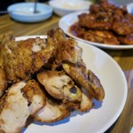 마미치킨 - 料理写真:手前が炭火バーべキュー塩焼き(숯불바베큐소금구이:スップルパベキュソグムクイ)17000ウォン