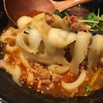 朝霞 刀削麺 - 刀削麺のアップ