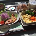 エコノミークラス機内食(1700円税込)+ドリンクバー付き2000円税込