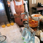 R restaurant & bar - 手しぼりオレンジジュース