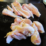 ヱビス ショクドウ - 手前：とりもも（塩ダレ）390円・奥：ヤゲンナンコツ（塩ダレ）390円